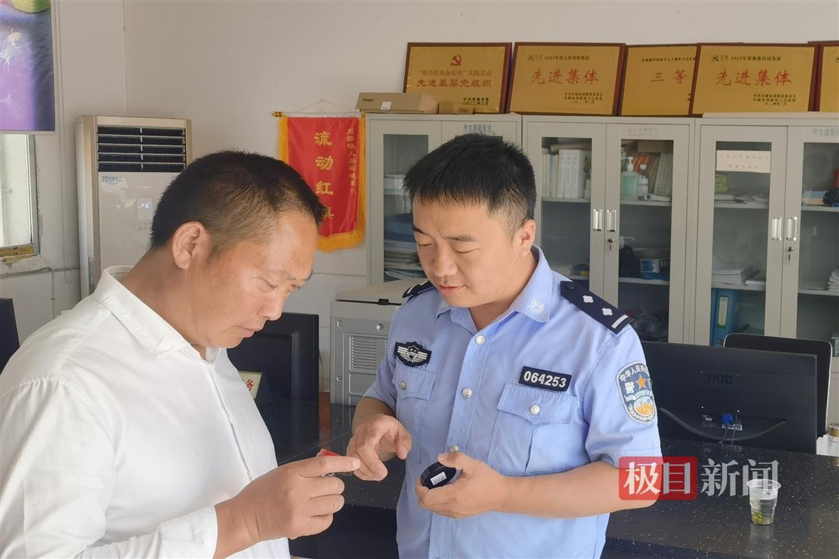 图一 民警在村委会调查情况.jpg